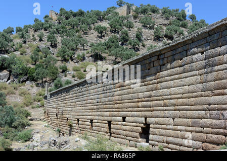 Abschnitt des 90 Meter langen und 15 Meter hohen Halle des Hellenismus, antike Stadt Alinda, Caria, Anatolien, Türkei. Die beeindruckende Struktur, die Stockfoto