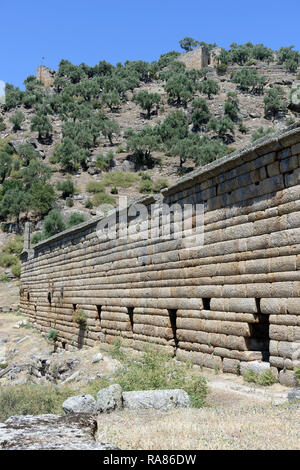 Abschnitt des 90 Meter langen und 15 Meter hohen Halle des Hellenismus, antike Stadt Alinda, Caria, Anatolien, Türkei. Die beeindruckende Struktur, die Stockfoto