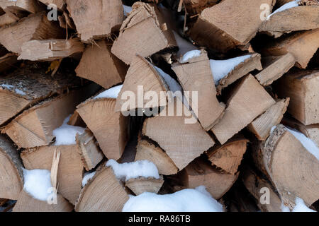 Gestapeltes Brennholz in einem Winter woodpile Stockfoto