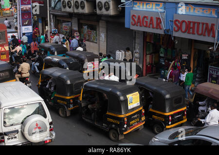 Pune, Maharashtra/Indien - September 2016: Stau auf einer Straße in der Innenstadt von Pune. Stockfoto