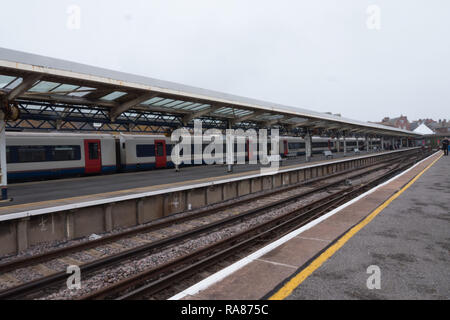 South West Trains Zug am Bahnhof Weymouth, kein Volk Stockfoto