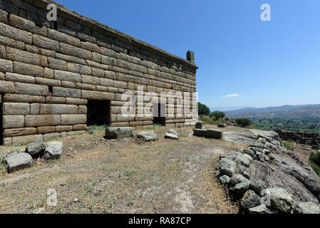 Abschnitt des 90 Meter langen und 15 Meter hohen Halle des Hellenismus, antike Stadt Alinda, Caria, Anatolien, Türkei. Die beeindruckende Struktur wh Stockfoto