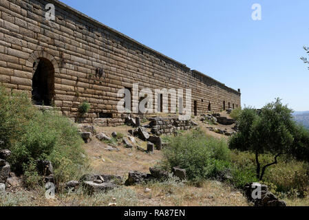 Abschnitt des 90 Meter langen und 15 Meter hohen Halle des Hellenismus, antike Stadt Alinda, Caria, Anatolien, Türkei. Die beeindruckende Struktur wh Stockfoto