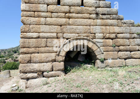 Abschnitt des 90 Meter langen und 15 Meter hohen Halle des Hellenismus, antike Stadt Alinda, Caria, Anatolien, Türkei. Die beeindruckende Struktur wh Stockfoto