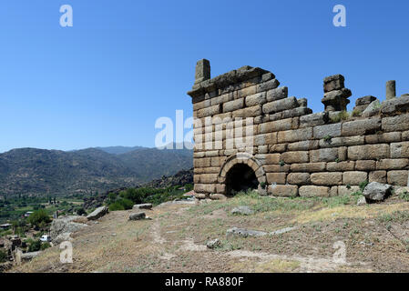 Ecke Abschnitt des 90 Meter langen und 15 Meter hohen Halle des Hellenismus, antike Stadt Alinda, Caria, Anatolien, Türkei. Die beeindruckende Struc Stockfoto