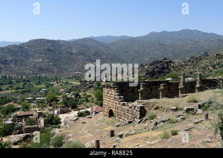 Ecke Abschnitt des 90 Meter langen und 15 Meter hohen Halle des Hellenismus, antike Stadt Alinda, Caria, Anatolien, Türkei. Die beeindruckende Struc Stockfoto