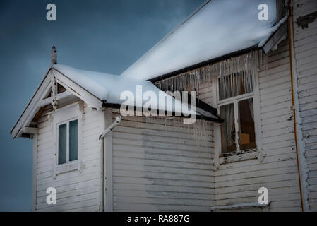 Winter Schnee und Eiszapfen an einem norwegischen Haus, Finnsnes, Norwegen. Stockfoto