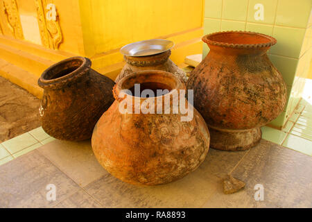 Krüge mit Wasser auf einer der Pagoden in Myanmar (Birma) Stockfoto