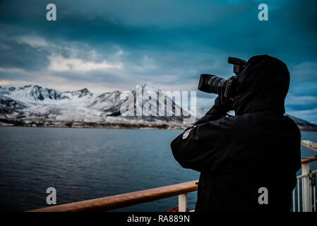 Fotografieren an der Küste von an Bord der Hurtigruten coastal Steamer, Norwegen. Stockfoto