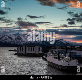 Sonnenuntergang über Sortland, Lofoten, Norwegen. Stockfoto