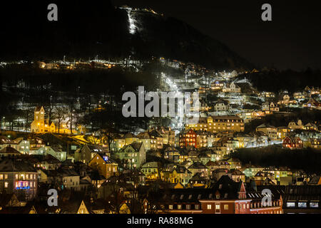 Bergen bei Nacht mit Mount Floyen im Hintergrund, Norwegen. Stockfoto