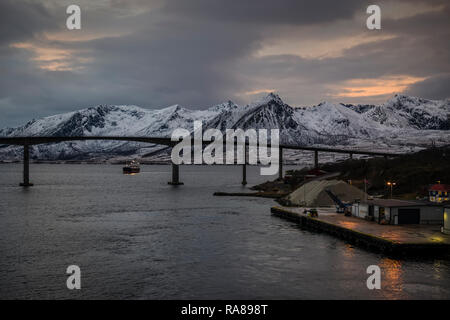 Andøy Brücke an Risøyhamn, Lofoten, Norwegen. Stockfoto