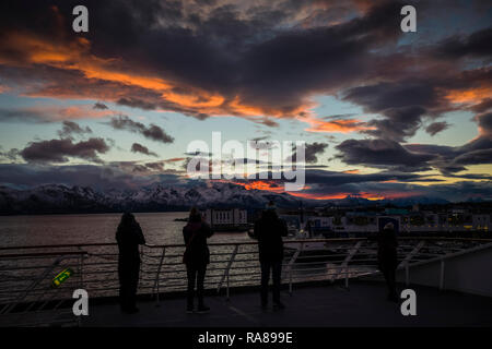 Fotografen schießen den Sonnenuntergang an Bord der Hurtigruten coastal Steamer, MS Polarlys, Norwegen. Stockfoto