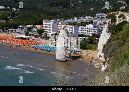 Es ist der bekannteste Strand von Vieste. Es nimmt den Namen Pizzomunno, vom großen Monolith in weißen Kalkstein, die steht in der Nähe der Felsen, wo die Stockfoto