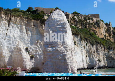 Es ist der bekannteste Strand von Vieste. Es nimmt den Namen Pizzomunno, vom großen Monolith in weißen Kalkstein, die steht in der Nähe der Felsen, wo die Stockfoto