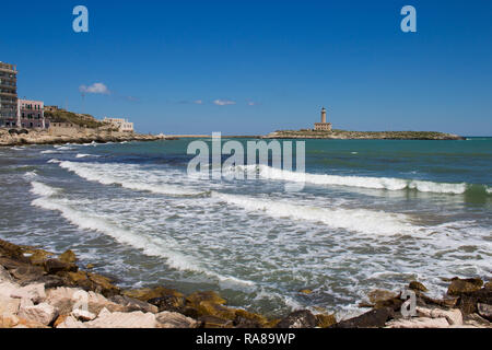 Der Leuchtturm von Vieste, erhebt sich auf dem Felsen von Santa Eufemia und oder von S. Eugenia (zwischen den Felsen Santa Croce und San Francesco gelegen), nur in f Stockfoto