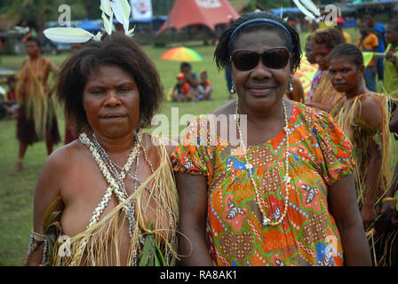 Bunt gekleidet und Gesicht malen Frauen singen und tanzen bei der jährlichen Sing Sing bei Madang, Papua Neu Guinea. Stockfoto