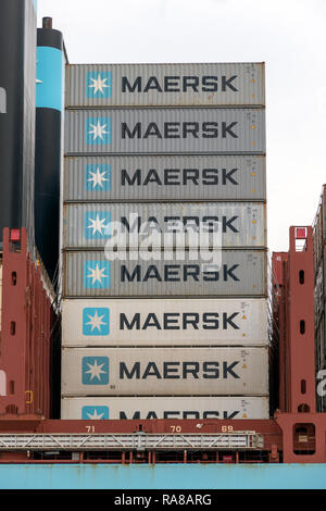 ROTTERDAM - 23.August 2017: Maersk Container schiff in der Maasvlakte 2 in den Hafen von Rotterdam vertäut. Stockfoto