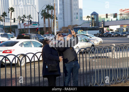 Las Vegas, Nevada, USA, 1. Januar 2019 Leute im Winter Sonnenschein mit blauem Himmel in Las Vegas, Nevada am Neujahrstag. Credit Keith Larby/Alam genießen Stockfoto
