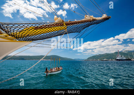 TIVAT MONTENEGRO - 16. MAI 2017: Gruppe junge sportliche Leute segeln Ausbildung unter Bug von Vintage segeln Fregatte Schiff am Hafen mit Crystal Blue w Stockfoto