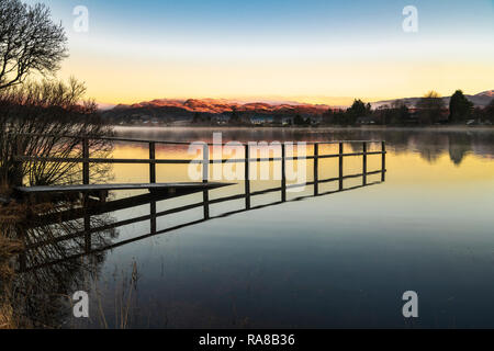 Winter misty Dawn über das hohe Wasser des Loch Sheil, Ardnamurchan, Schottland. 24. Dezember 2018 Stockfoto