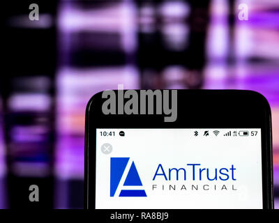 Kiew, Ukraine - Jan 2, 2019: AmTrust Financial Services Insurance Company Logo auf dem Smartphone angezeigt Stockfoto