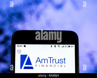 Kiew, Ukraine - Jan 2, 2019: AmTrust Financial Services Insurance Company Logo auf dem Smartphone angezeigt Stockfoto
