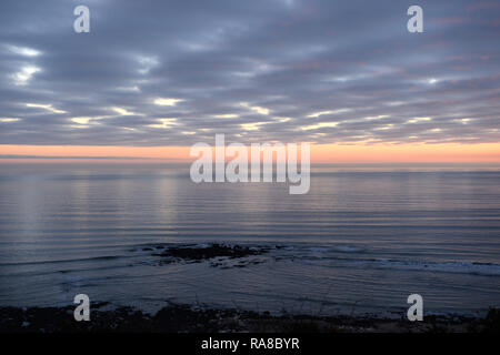 Bleierne Himmel in gläsernen Meer mit Linien der Swell an Crab Island Gower wider Stockfoto