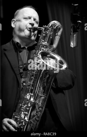 Alan Barnes Solo für Bariton Saxophon mit dem kleinsten gemeinsamen Nenner, Scarborough Jazz Festival 2017 Stockfoto