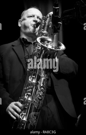 Alan Barnes Solo für Bariton Saxophon mit dem kleinsten gemeinsamen Nenner, Scarborough Jazz Festival 2017 Stockfoto