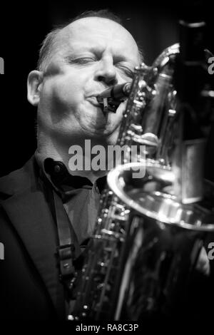 Alan Barnes Solo für Bariton Saxophon mit dem kleinsten gemeinsamen Nenner, Scarborough Jazz Festival 2017 Stockfoto