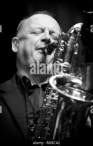 Alan Barnes Solo für Bariton Saxophon mit dem kleinsten gemeinsamen Nenner, Scarborough Jazz Festival 2017 Stockfoto