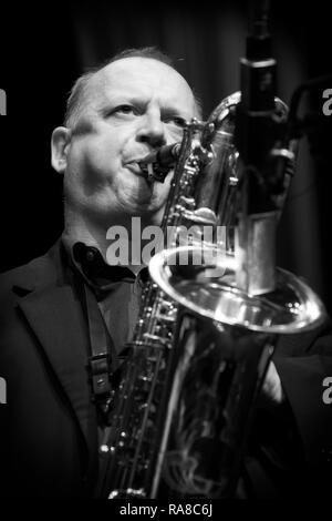 Alan Barnes Solo für Bariton Saxophon mit dem kleinsten gemeinsamen Nenner, Scarborough Jazz Festival 2017 Stockfoto