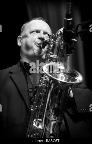 Alan Barnes Solo für Bariton Saxophon mit dem kleinsten gemeinsamen Nenner, Scarborough Jazz Festival 2017 Stockfoto