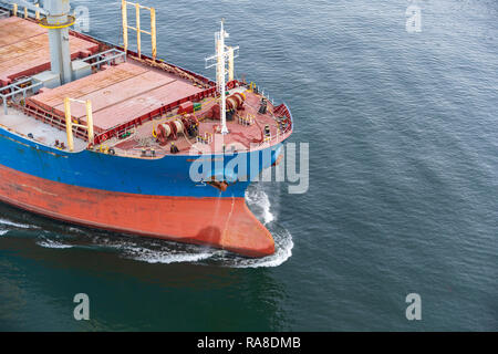 Sea Transport können Sie erhebliche Mengen an Fracht zu transportieren. Großen multi-Tonne Dry Cargo Schiff mit kommerziellen Ladung bewegt sich entlang der r geladen Stockfoto