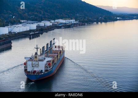 Sea Transport können Sie erhebliche Mengen an Fracht zu transportieren. Großen multi-Tonne Dry Cargo Schiff mit kommerziellen Ladung bewegt sich entlang der r geladen Stockfoto