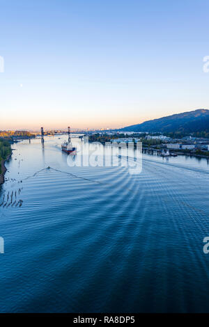 Großes Meer Transport mehreren Tonnen trockene Frachter verladen mit kommerziellen Ladung bewegt sich unter angehobenen Zugbrücke entlang der Willamette River in der backgro Stockfoto