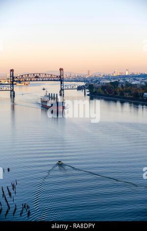 Großes Meer Transport mehreren Tonnen trockene Frachter verladen mit kommerziellen Ladung bewegt sich unter angehobenen Zugbrücke entlang der Willamette River in der backgro Stockfoto