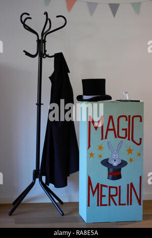 Kommode mit magischen Tricks (Selbst-gemalt, kein Copyright), Backrohr hat, Zauberstab und magischen Mantel. Ausrüstung für ein Magier auf der Bühne. Stockfoto