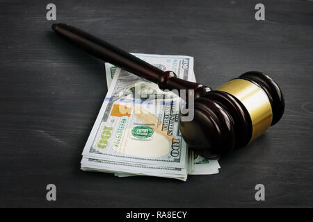 Hammer und Geld im Hof. Strafe oder Bestechung. Stockfoto