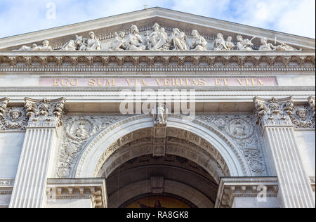 Fragment der Fassade von St. Stephan Basilika, der größten katholischen Kirche in Budapest, Ungarn. Inschrift auf Latein: Ich bin der Weg, die Wahrheit und das Stockfoto