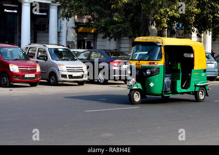 Auto-rikscha entfernt reiten auf indischen Straßen in Bangkok, Delhi, Indien Stockfoto