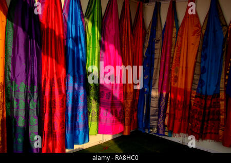 Fancy sarees hängen in einem Swadeshi khadi Handwebstuhl Ausstellung in Delhi Haat, Delhi, Indien Stockfoto