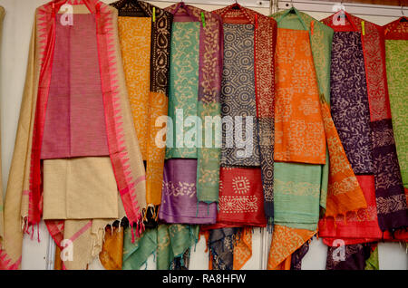 Lust auf indische Anzüge hängen in einem Swadeshi khadi Handwebstuhl Ausstellung in Delhi Haat, Delhi, Indien Stockfoto
