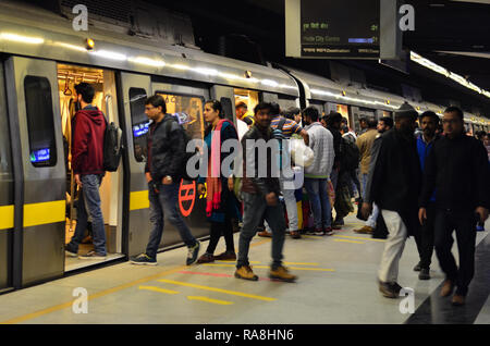 Delhi, Indien, 2019. Leute, die aus Delhi Metro an belebten Bahnhof. Metro ist eine moderne Verkehrspolitik für Menschen in Jaipur, Lucknow, Kolkata Stockfoto