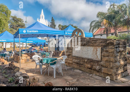 CLANWILLIAM, SÜDAFRIKA, 28. AUGUST 2018: Der Voortrekker Monument in Clanwilliam in der Western Cape Provinz. Anbieter Stände sind sichtbar Stockfoto