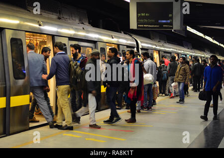 Delhi, Indien, 2019. Leute, die aus Delhi Metro an belebten Bahnhof. Metro ist eine moderne Verkehrspolitik für Menschen in Jaipur, Lucknow, Kolkat Stockfoto