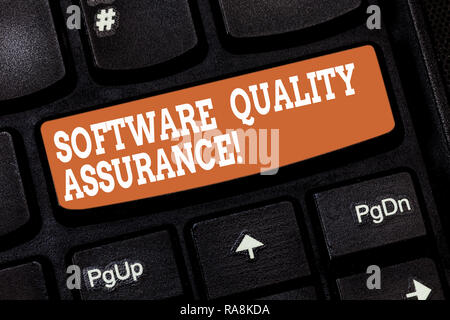 Handschrift Text schreiben Software Qualitätssicherung. Konzept, d. h. die Sicherstellung der Qualität in Software Engineering Prozesses Taste der Tastatur Absicht zu erstellen Stockfoto