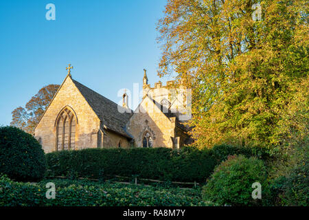 St. Peter Kirche, Upper Slaughter im Herbst. Cotswolds, Gloucestershire, England Stockfoto