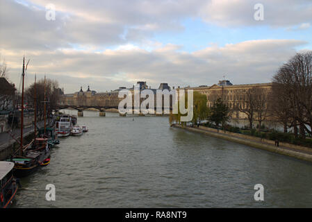 Frankreich, Paris, Blick auf den Fluss Seine und Louvre Museum von der Brücke Pont Neuf mit Île de la Cité, einer natürlichen Insel und das Zentrum der mittelalterlichen Paris Stockfoto